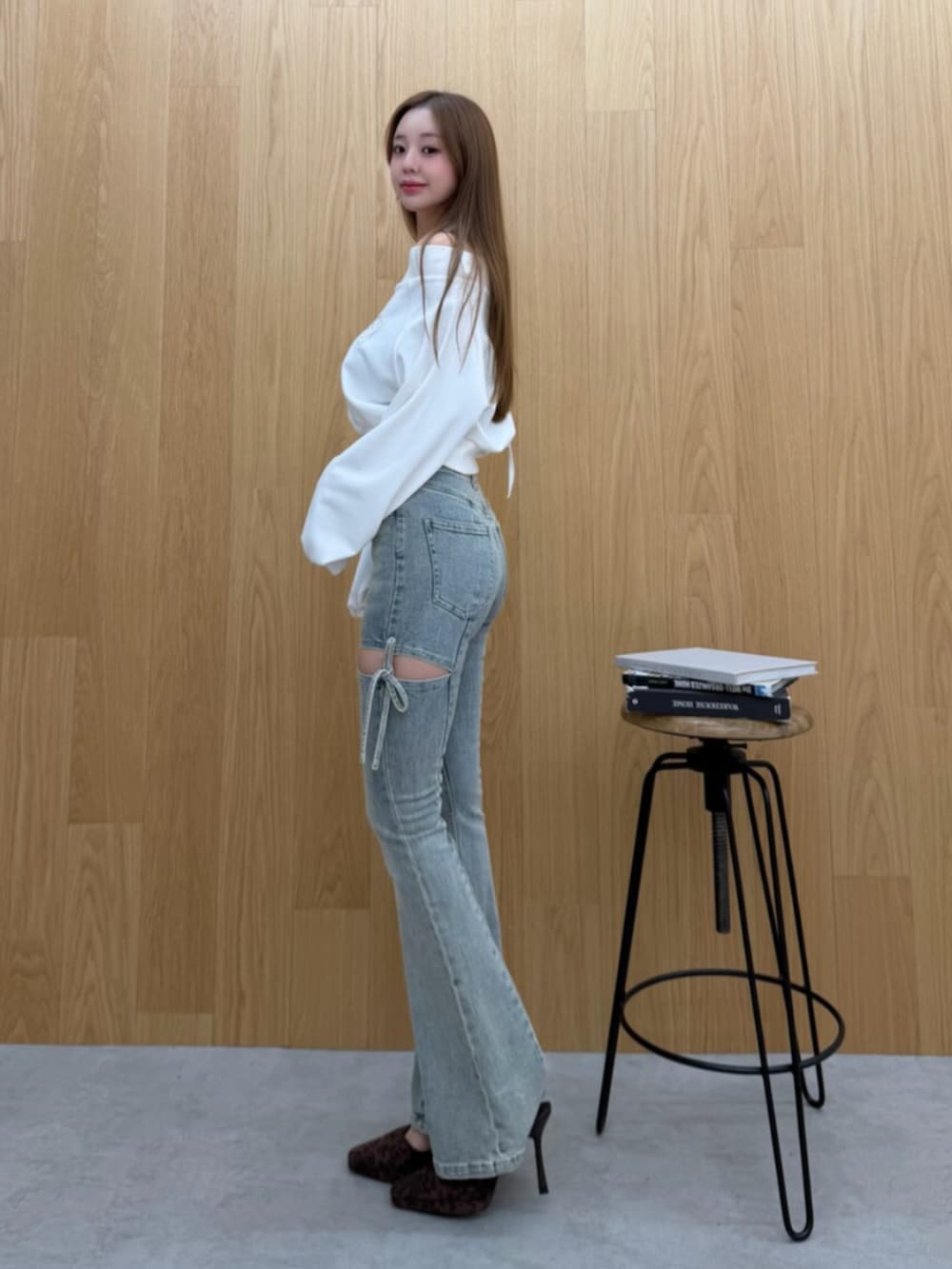 ブルー系のデニムパンツ、ホワイト系のスウェットを着用したレディースの夏コーディネートの2枚目の写真
