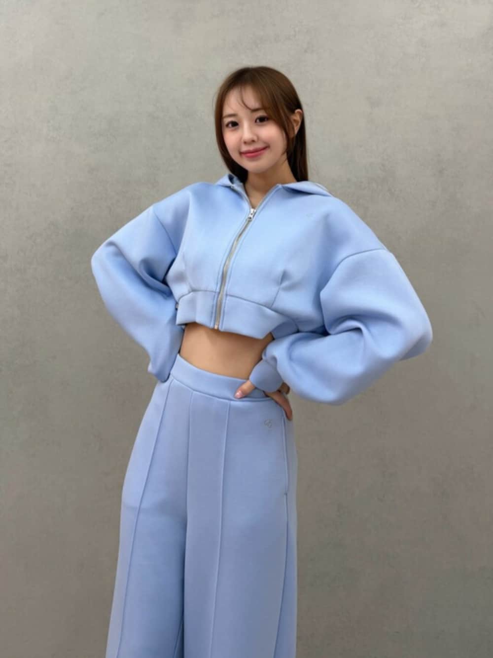 ホワイト系のブーツ、ブルー系のパーカー、ブルー系のその他パンツを着用したレディースの冬コーディネートの4枚目の写真