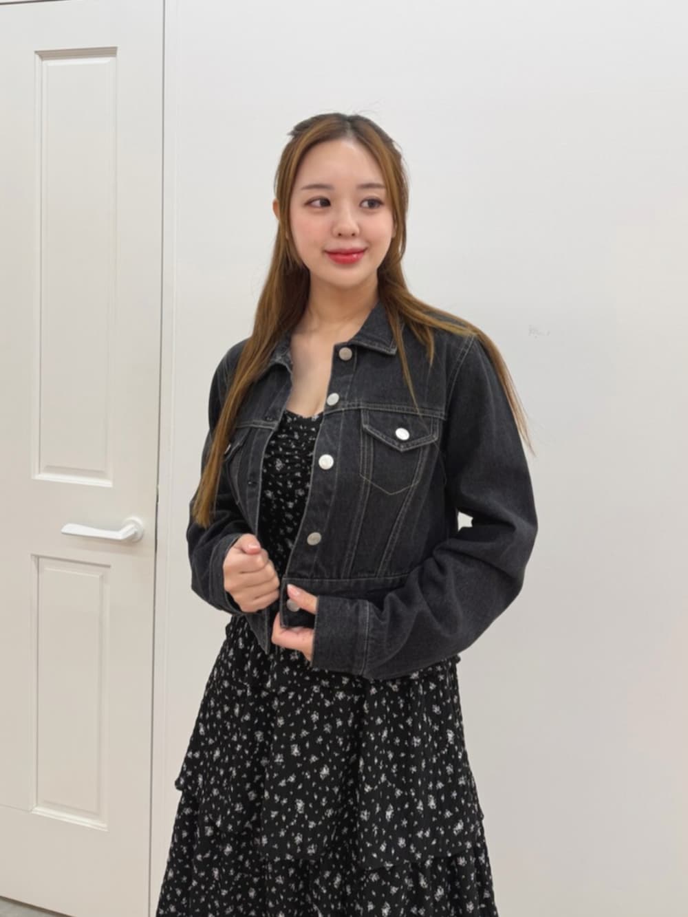 ブラック系のブーツ、ブラック系のワンピース、ブラック系のデニムジャケットを着用したレディースの春コーディネートの4枚目の写真