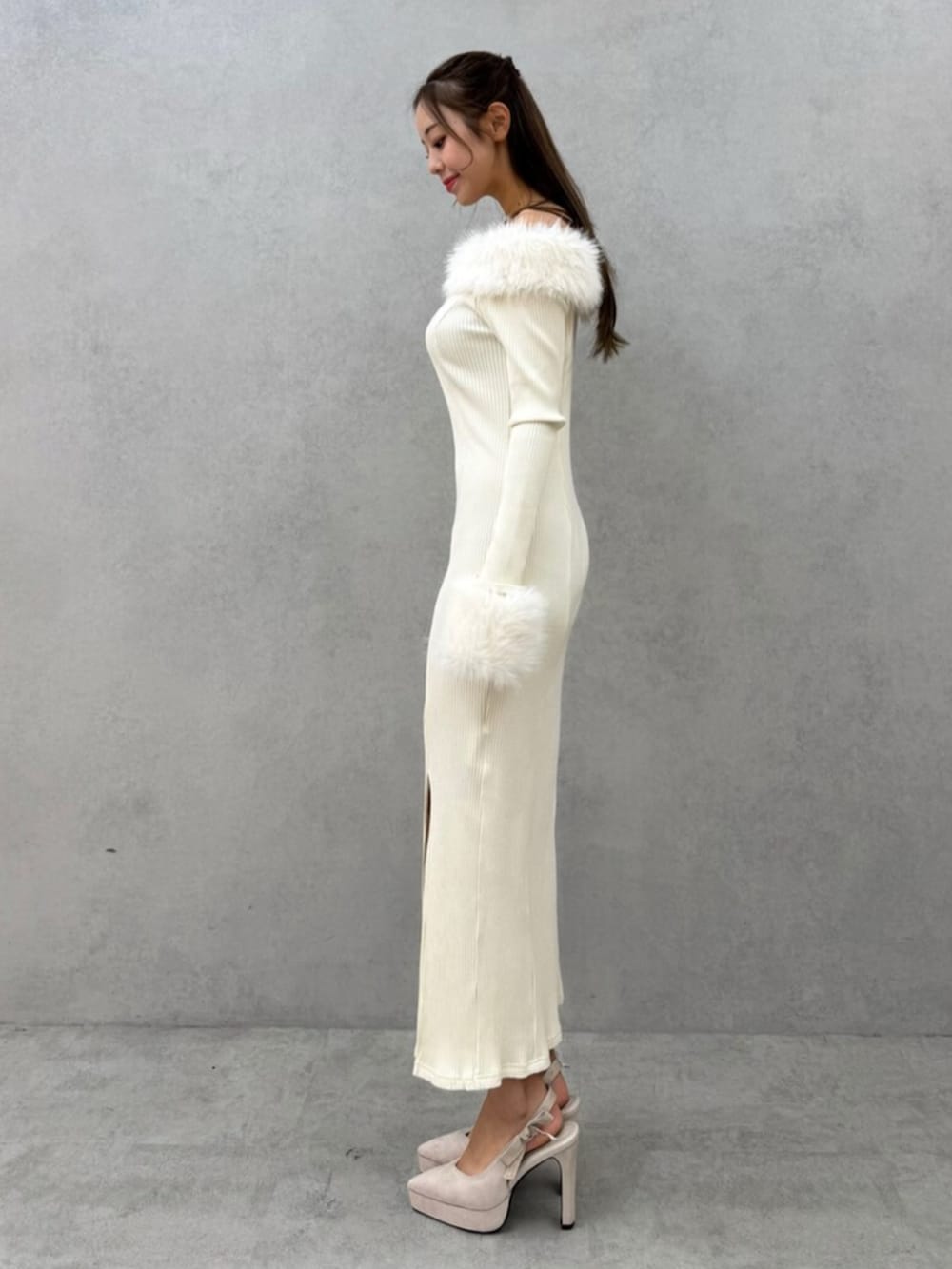 ブラック系のその他シューズ、ホワイト系のワンピースを着用したレディースの秋コーディネートの2枚目の写真