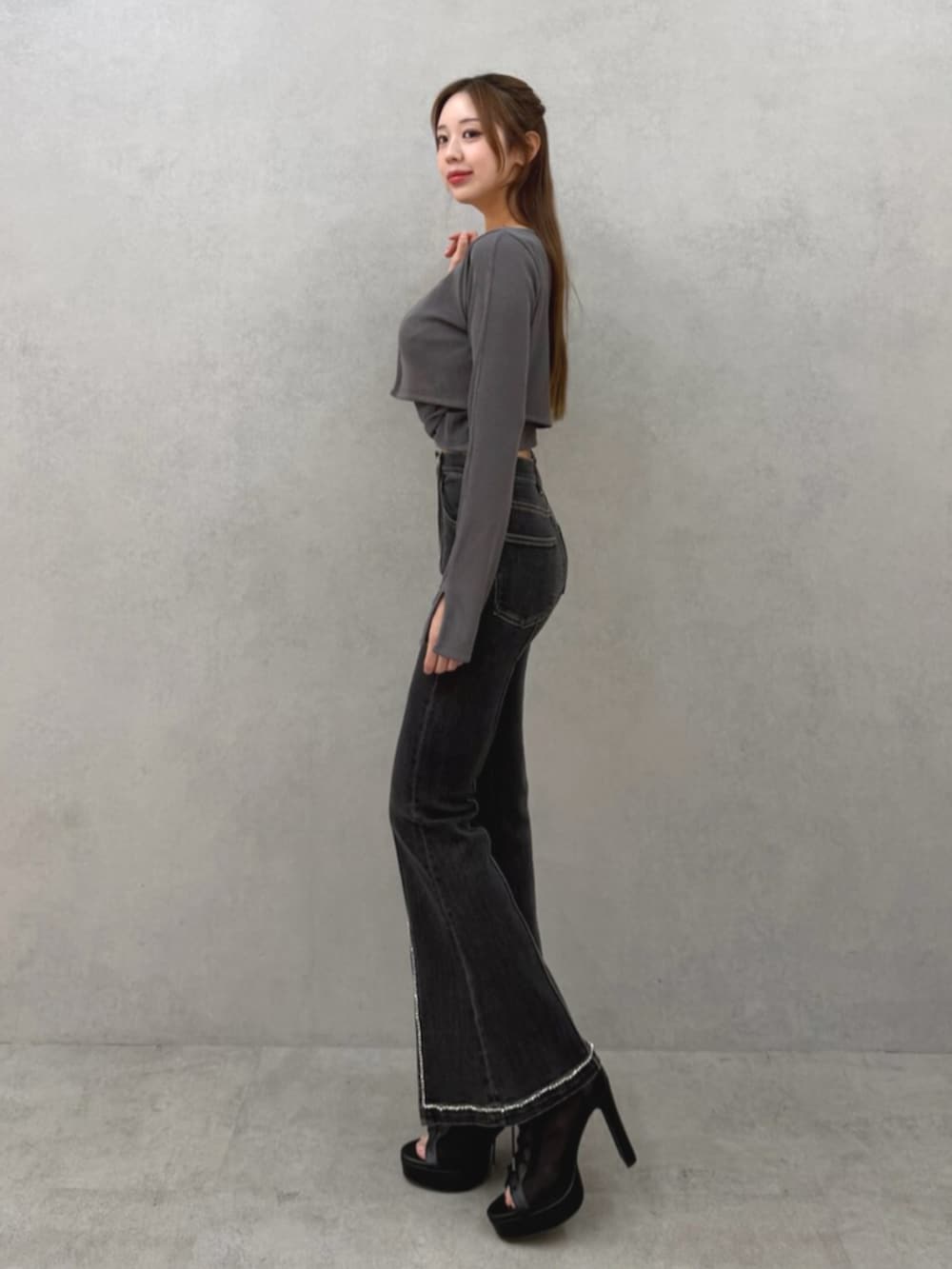 ブラック系のブーツ、ブラック系のデニムパンツ、グレー系のTシャツ/カットソーを着用したレディースの春コーディネートの2枚目の写真