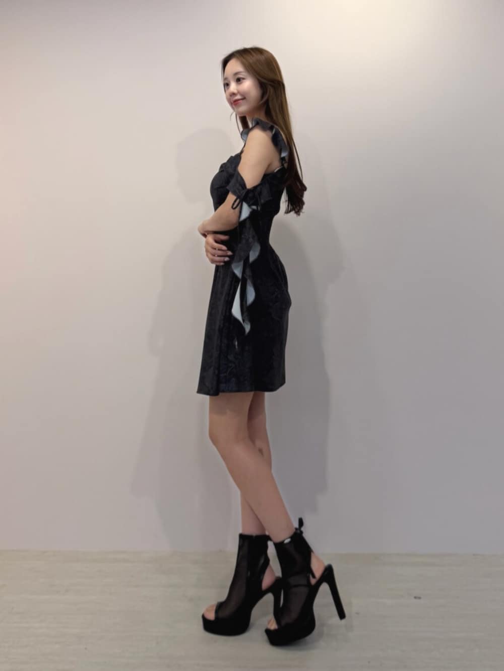 ブラック系のサンダル、ブラック系のワンピースを着用したレディースの夏コーディネートの2枚目の写真