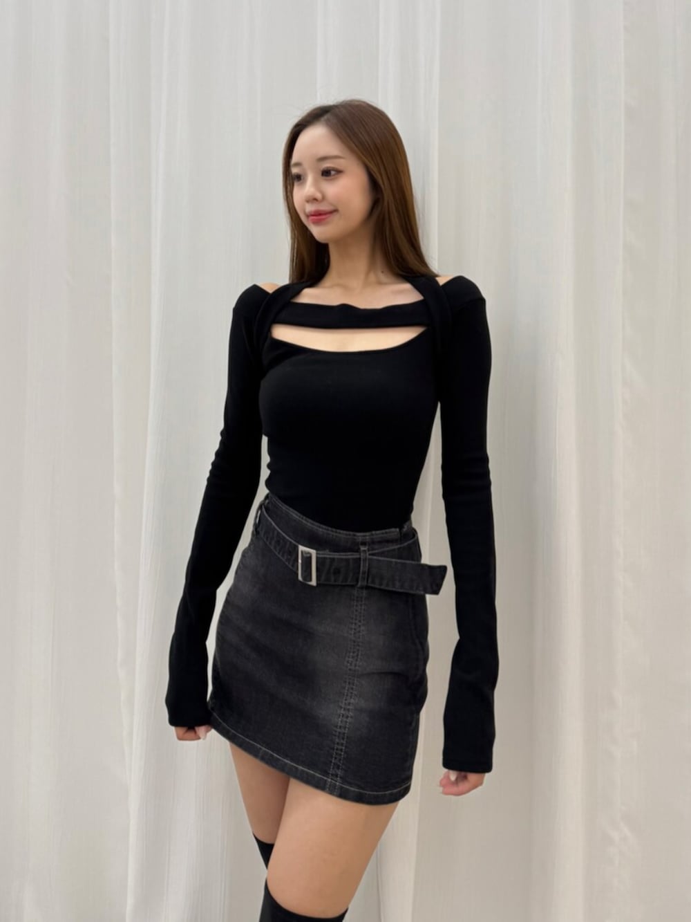 ブラック系のブーツ、ブルー系のデニムスカート、ブラック系のTシャツ/カットソーを着用したレディースの夏コーディネートの5枚目の写真