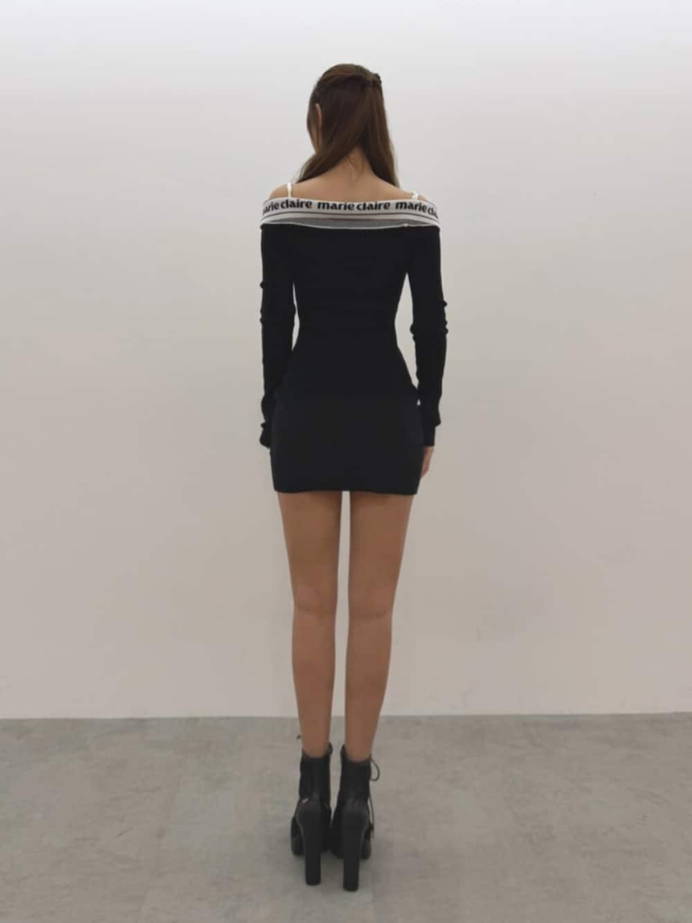 ブラック系のワンピース、ブラック系のブーツを着用したレディースの冬コーディネートの4枚目の写真