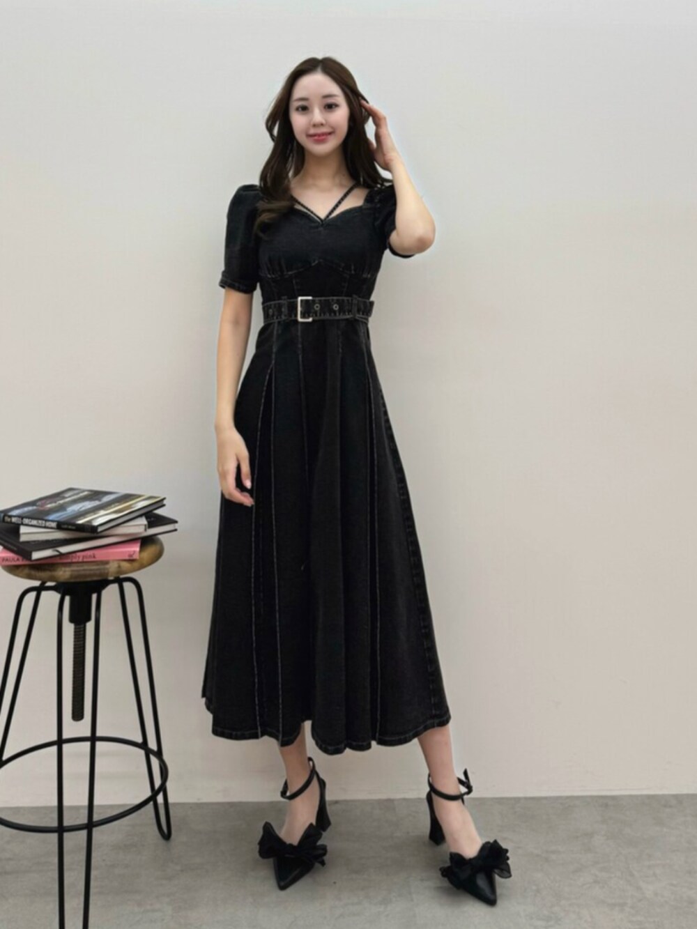 ブラック系のパンプス、ブラック系のワンピースを着用したレディースの春コーディネートの3枚目の写真