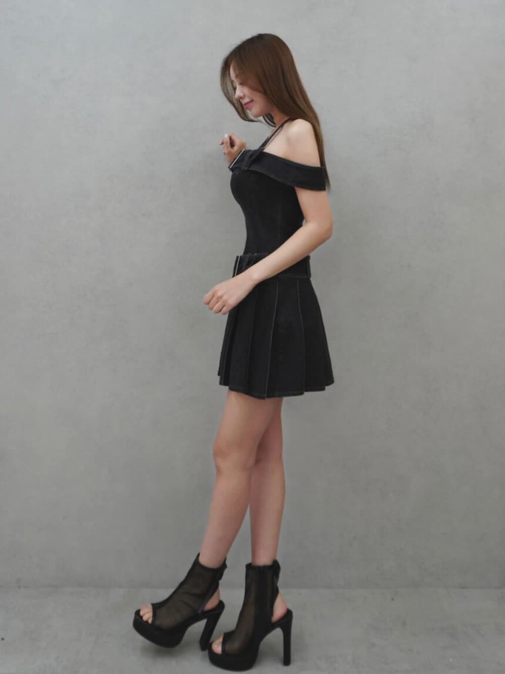 ブラック系のサンダル、ブラック系のワンピースを着用したレディースの春コーディネートの3枚目の写真