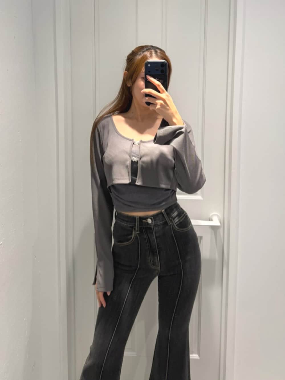 ブラック系のブーツ、ブラック系のデニムパンツ、グレー系のTシャツ/カットソーを着用したレディースの春コーディネートの4枚目の写真