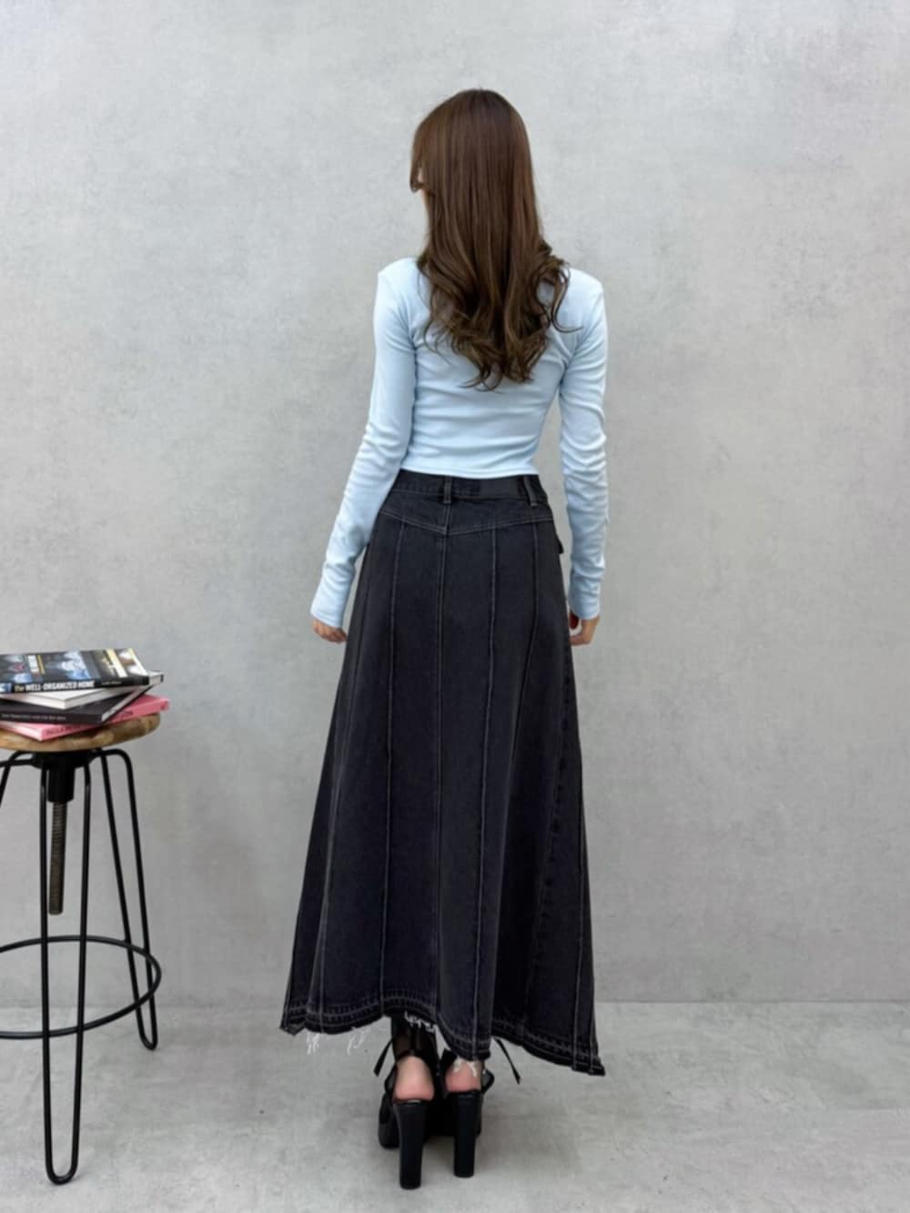 ブラック系のサンダル、ブラック系のデニムスカート、ブルー系のTシャツ/カットソーを着用したレディースの春コーディネートの3枚目の写真