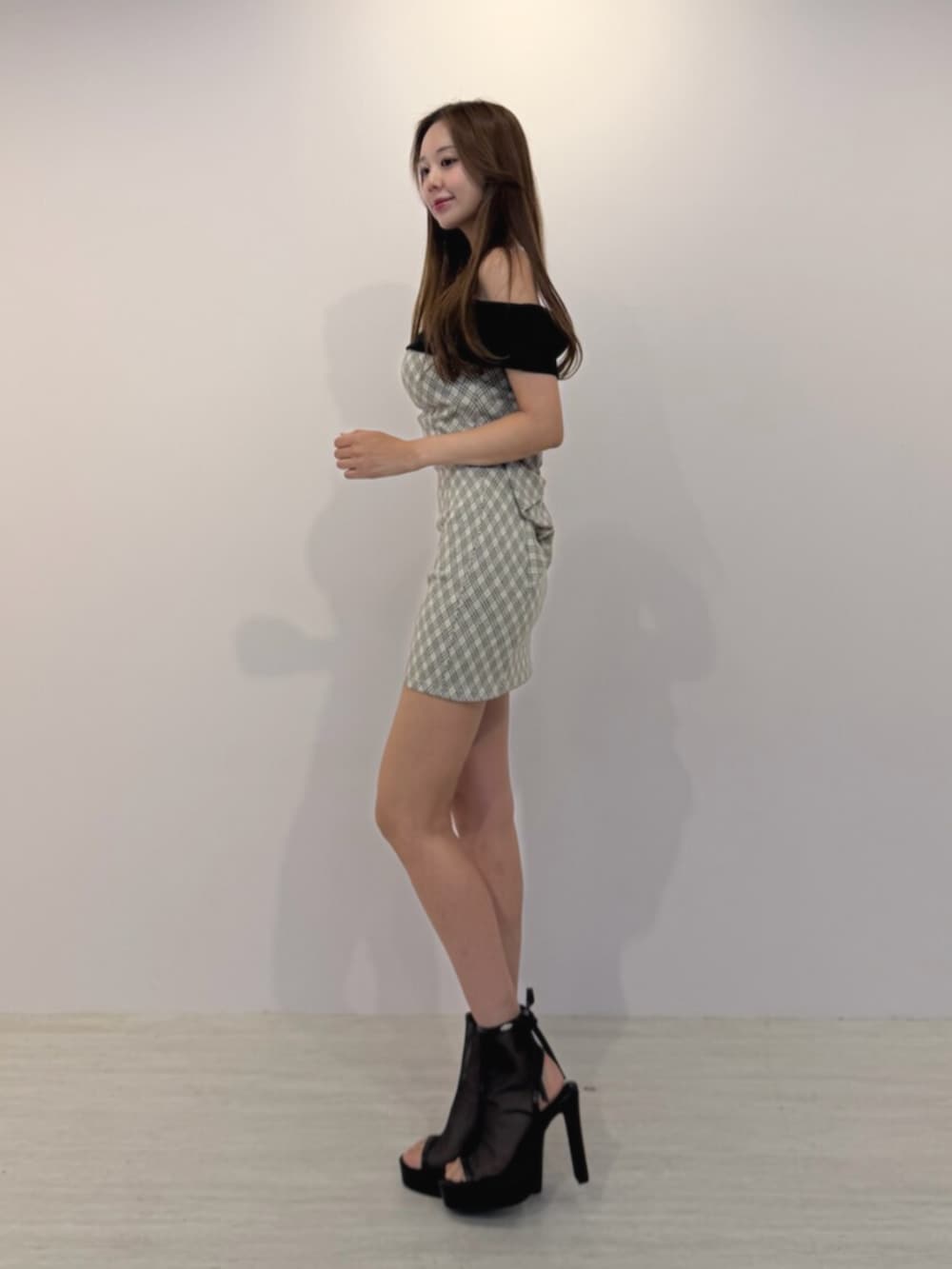 ブラック系のサンダル、グレー系のワンピースを着用したレディースの夏コーディネートの2枚目の写真