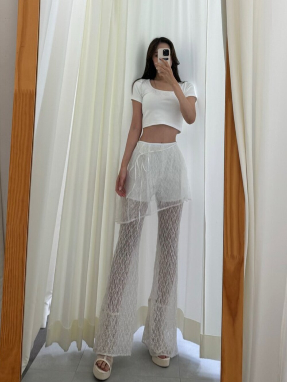 ホワイト系のTシャツ/カットソー、ホワイト系のその他パンツ、ホワイト系のサンダルを着用したレディースの夏コーディネートの4枚目の写真