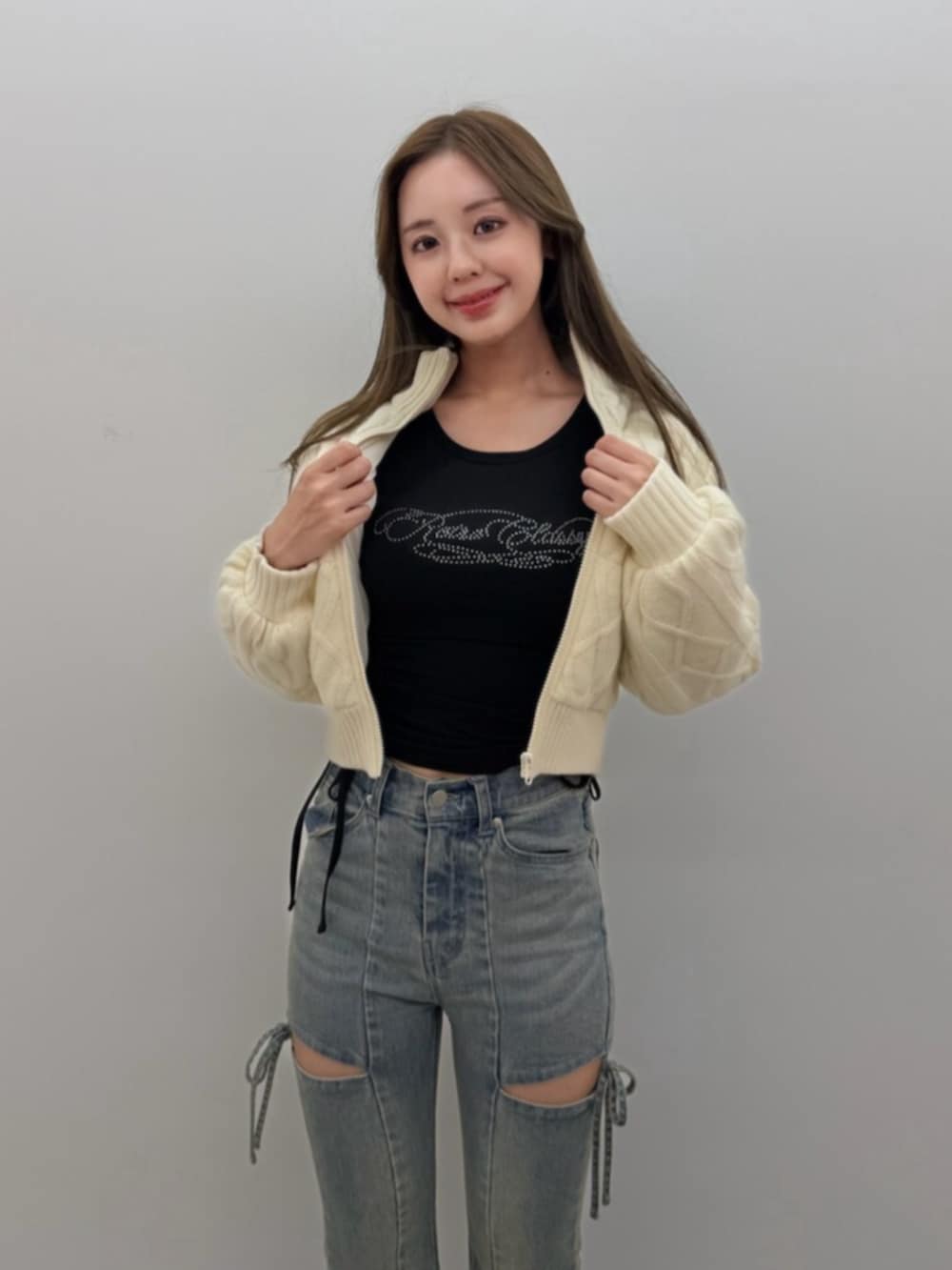 ブルー系のデニムパンツ、ブラック系のTシャツ/カットソー、ホワイト系のダウンジャケット/コートを着用したレディースの夏コーディネートの4枚目の写真