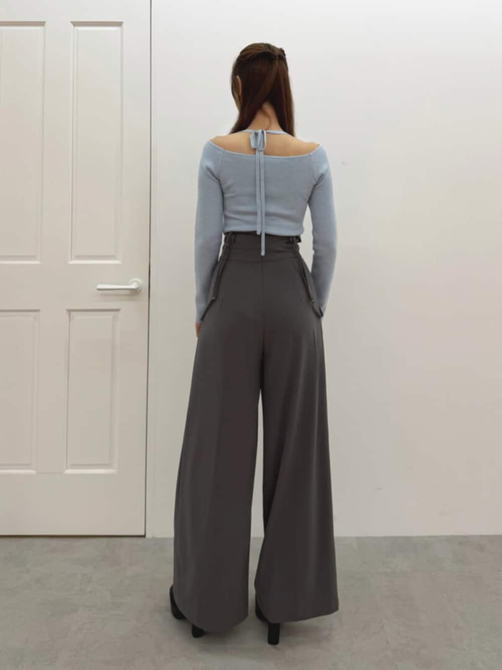 ブルー系のニット/セーター、グレー系のその他パンツを着用したレディースの冬コーディネートの3枚目の写真