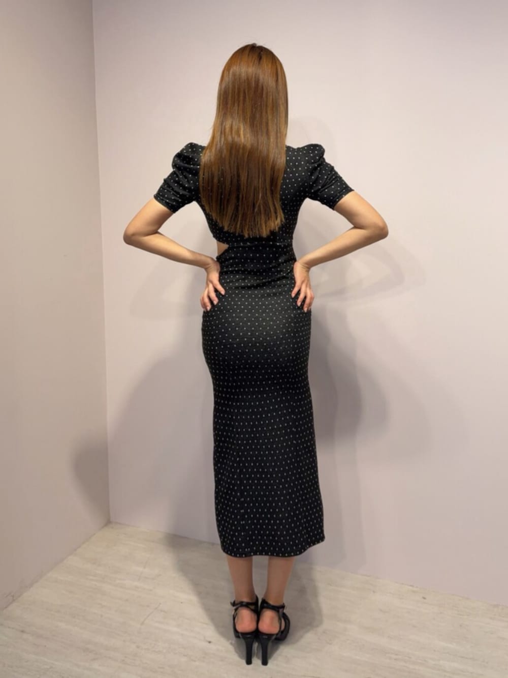 ブラック系のワンピース、ブラック系のサンダルを着用したレディースの春コーディネートの3枚目の写真