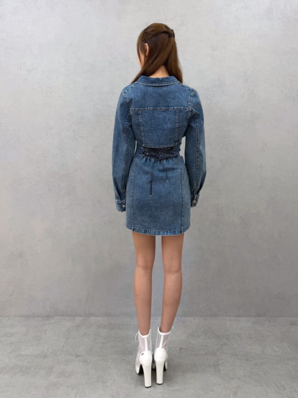 ホワイト系のブーツ、ブルー系のワンピースを着用したレディースの春コーディネートの3枚目の写真