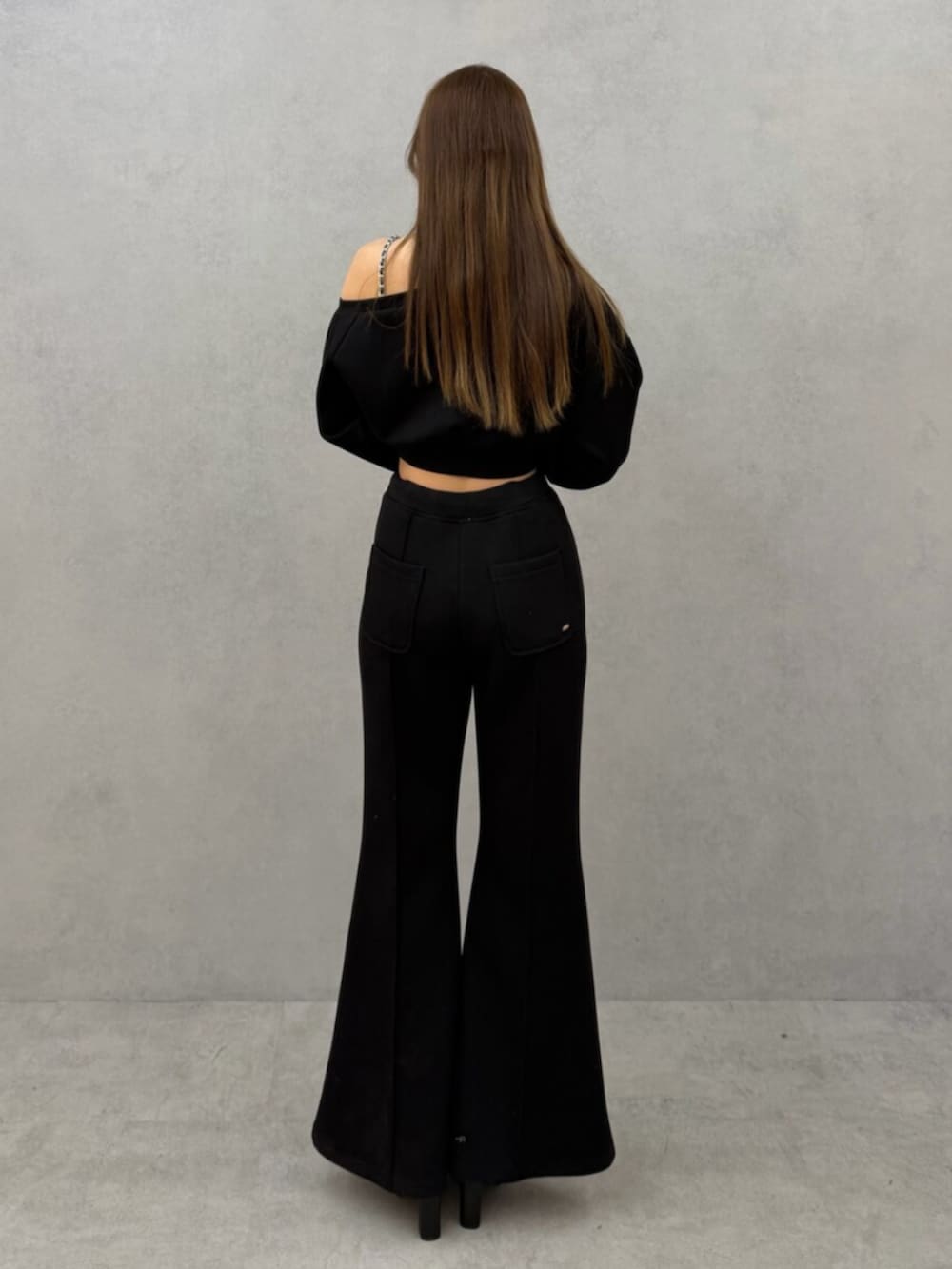 ブラック系のサンダル、ブラック系のスウェット、ブラック系のその他パンツを着用したレディースの冬コーディネートの3枚目の写真