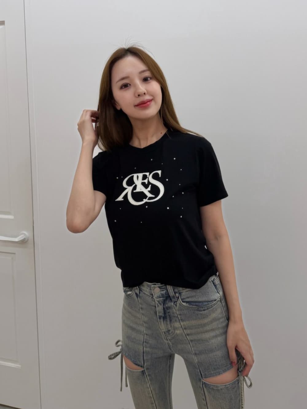 ブラック系のTシャツ/カットソー、ブルー系のデニムパンツを着用したレディースの夏コーディネートの4枚目の写真