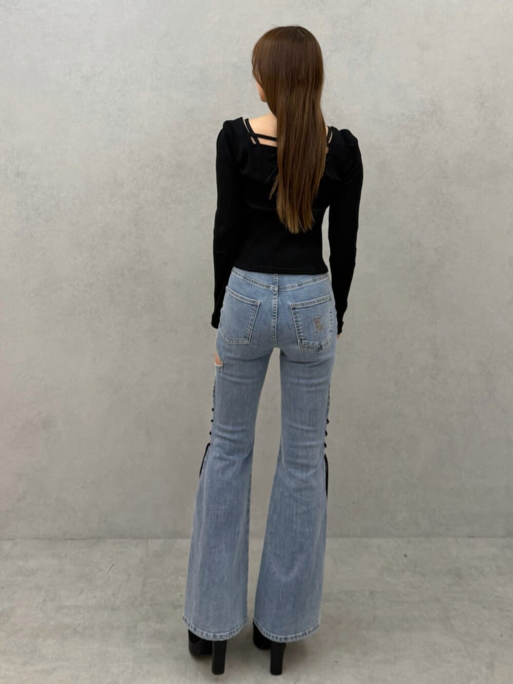 ブルー系のデニムパンツ、ブラック系のTシャツ/カットソーを着用したレディースの冬コーディネートの3枚目の写真