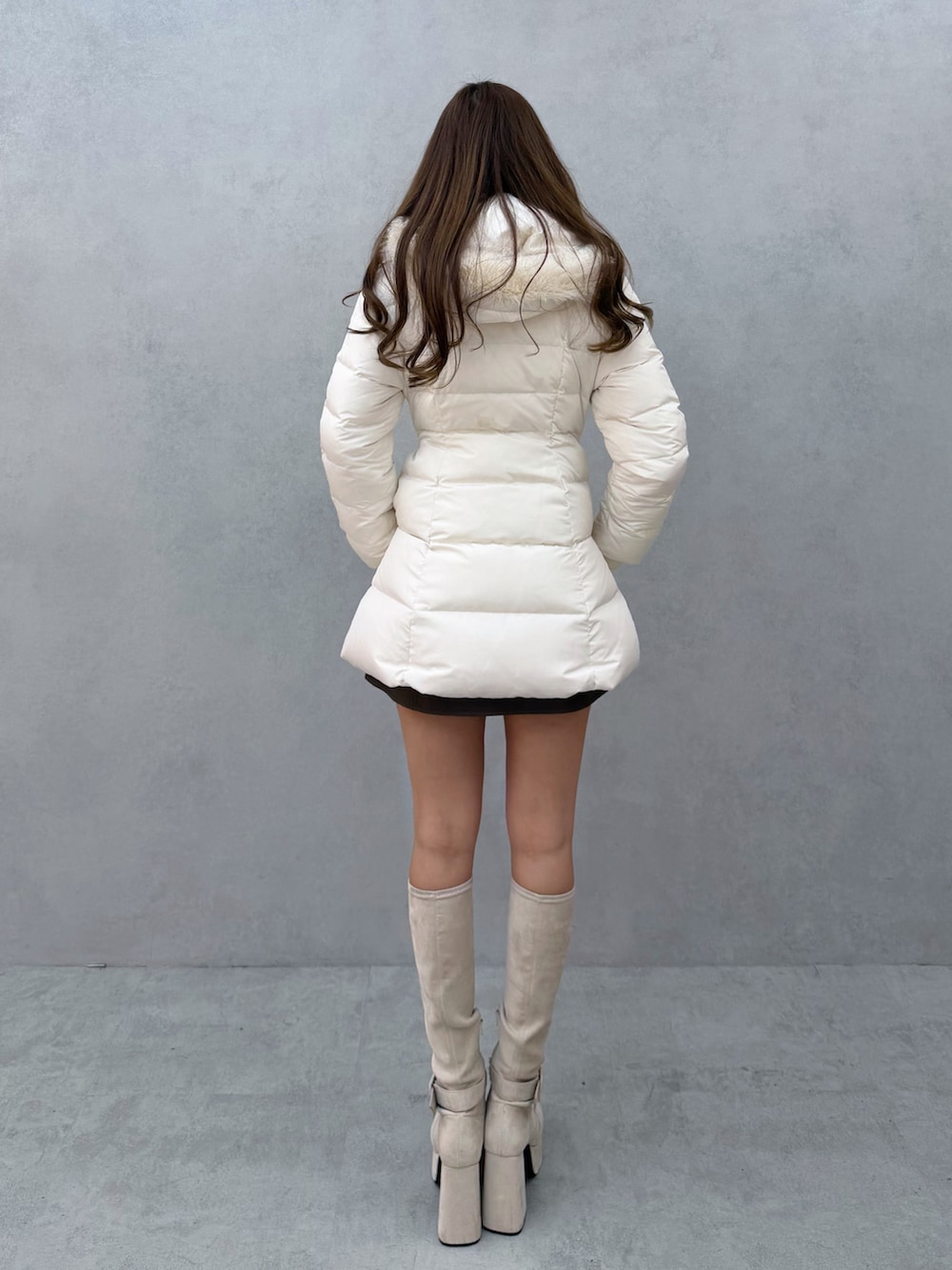 ホワイト系のブーツ、ホワイト系のダウンジャケット/コートを着用したレディースの冬コーディネートの4枚目の写真