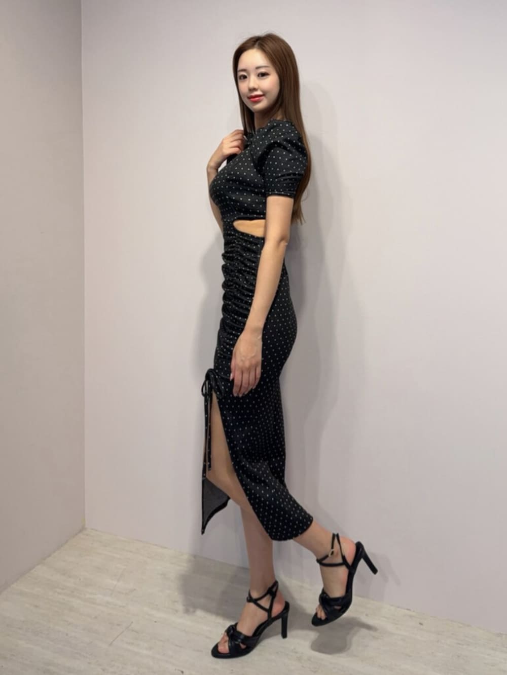 ブラック系のワンピース、ブラック系のサンダルを着用したレディースの春コーディネートの2枚目の写真