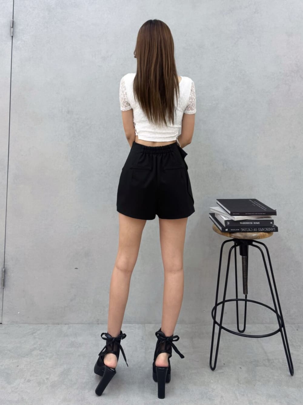 ブラック系のサンダル、ブラック系のその他パンツ、ホワイト系のTシャツ/カットソーを着用したレディースの春コーディネートの3枚目の写真