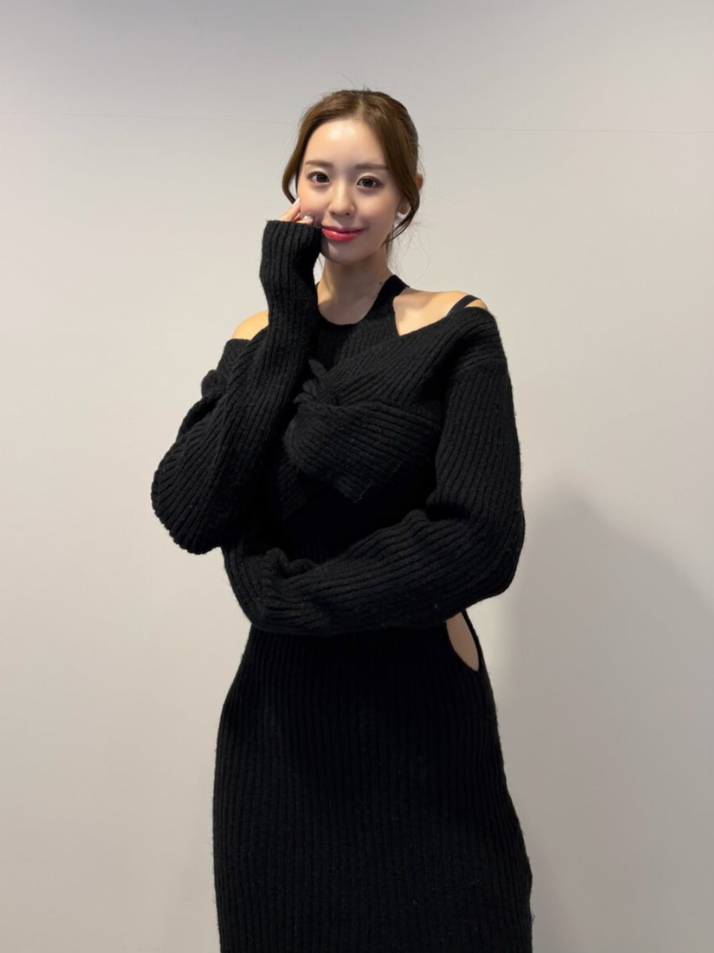 ブラック系のブーツ、ブラック系のワンピースを着用したレディースの冬コーディネートの2枚目の写真