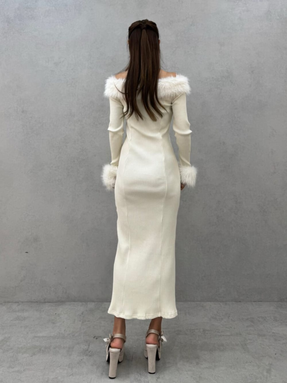 ブラック系のその他シューズ、ホワイト系のワンピースを着用したレディースの秋コーディネートの3枚目の写真