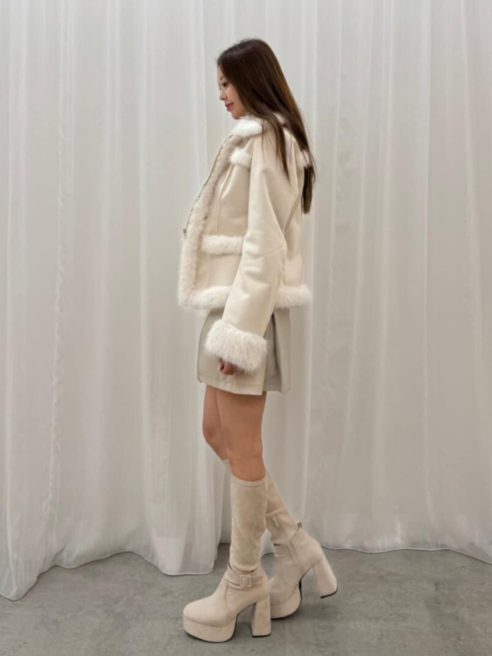 ピンク系のTシャツ/カットソー、ホワイト系のブーツ、ホワイト系のブルゾンを着用したレディースの秋コーディネートの3枚目の写真