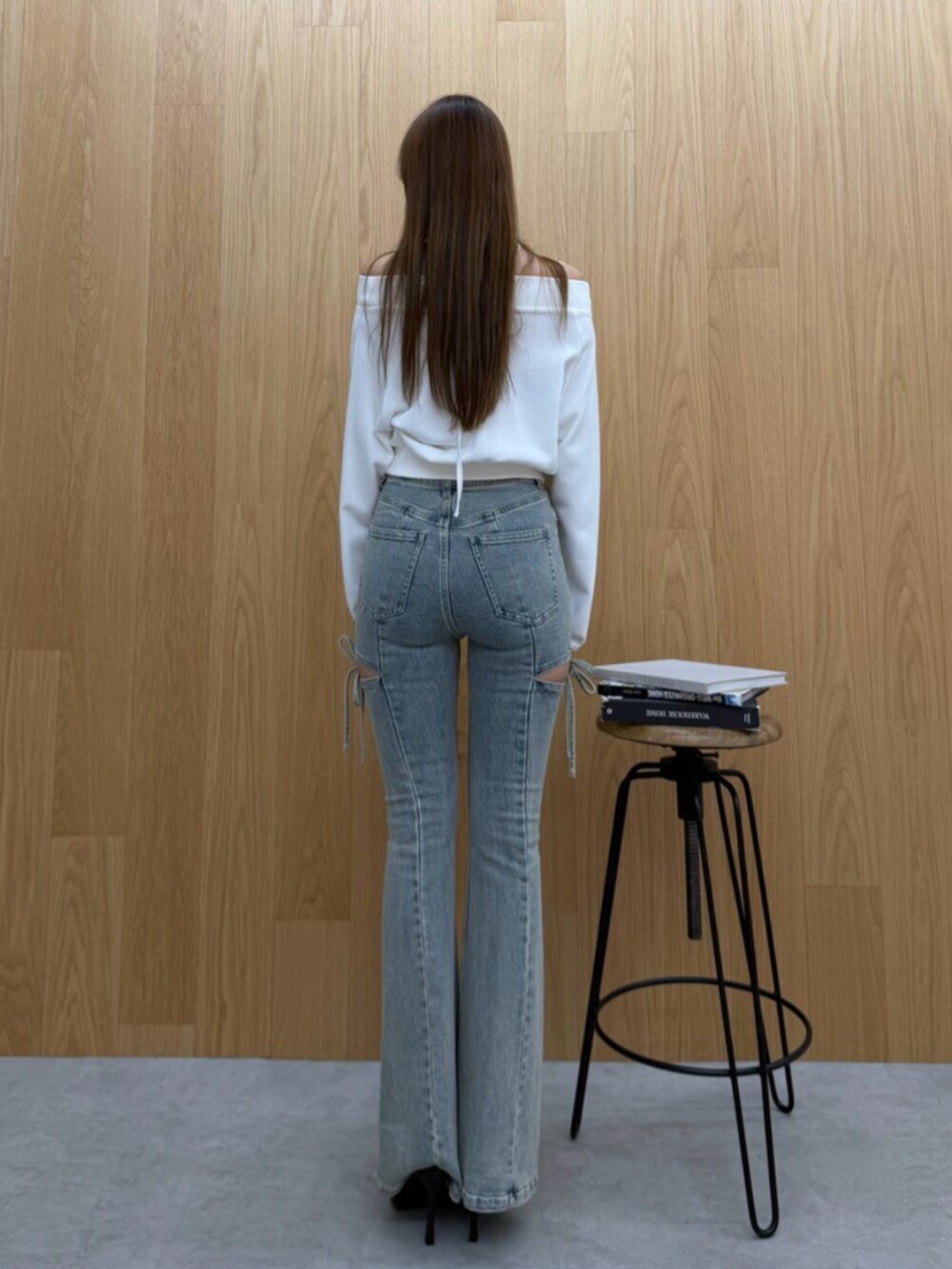 ブルー系のデニムパンツ、ホワイト系のスウェットを着用したレディースの夏コーディネートの3枚目の写真