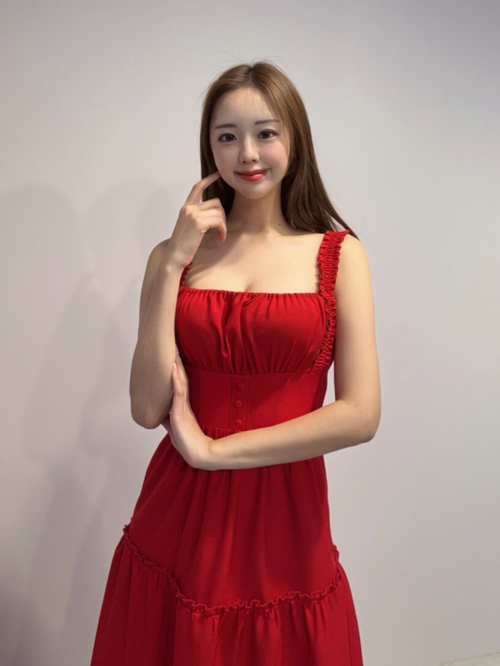 レッド系のワンピース、ホワイト系のサンダルを着用したレディースの春コーディネートの4枚目の写真