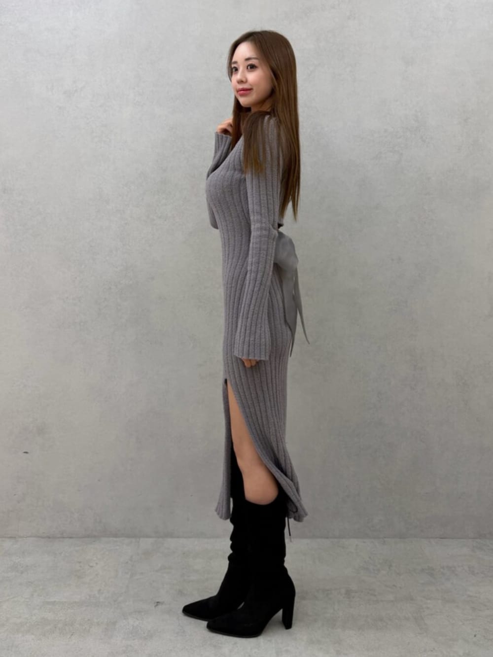 ブラウン系のブーツ、グレー系のワンピースを着用したレディースの秋コーディネートの3枚目の写真