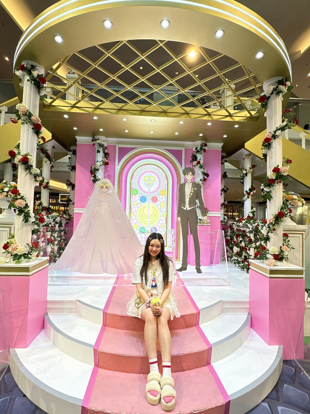 ホワイト系のその他アウター、ホワイト系のTシャツ/カットソー、ホワイト系のサンダルを着用したレディースの冬コーディネートの2枚目の写真