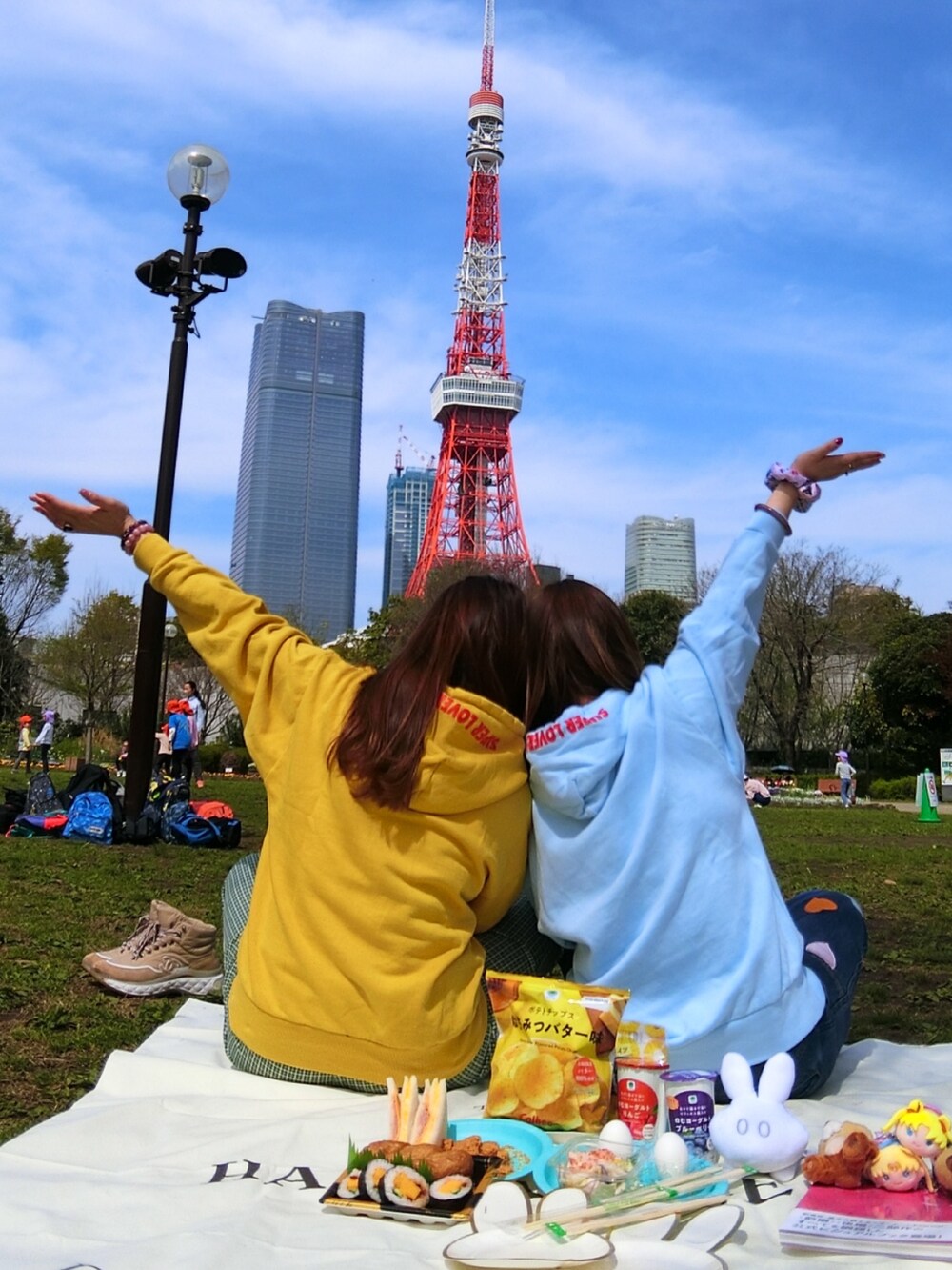 ブルー系のその他トップス、ブルー系のデニムパンツ、ブルー系のその他トップスを着用したレディースの冬コーディネートの3枚目の写真