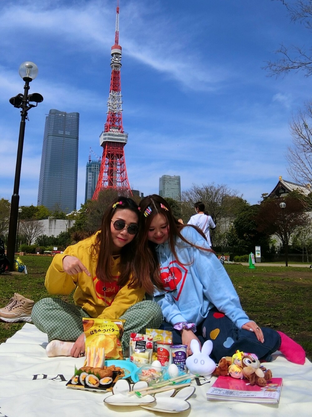 ブルー系のその他トップス、ブルー系のデニムパンツ、ブルー系のその他トップスを着用したレディースの冬コーディネートの2枚目の写真