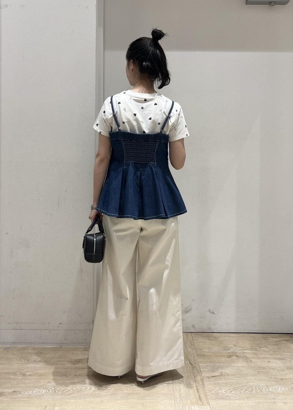 シルバー系のパンプス、ブルー系のキャミソール、ホワイト系のその他パンツを着用したレディースの夏コーディネートの3枚目の写真