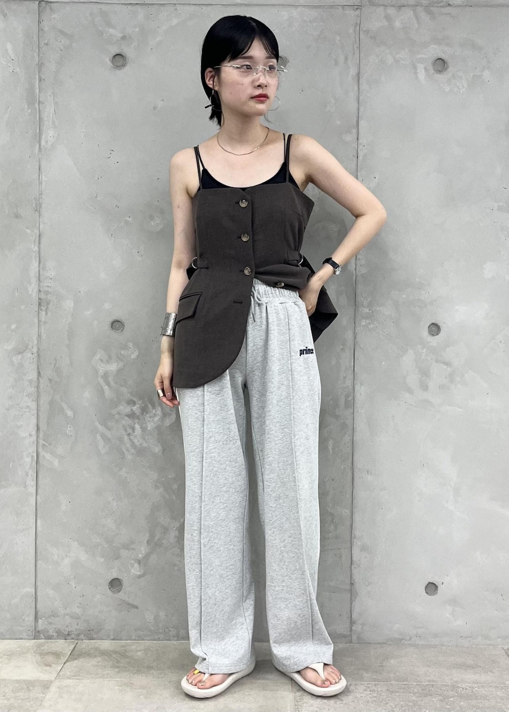「prince別注、別注、スウェットパンツ、初夏コーデ、夏コーデ、韓国ファッション、スポーツミックス、別注アイテム、VIS、ウェーブ、イエベ秋、混合、高身長、パンツ、BVS74300」｜「PRINCEの【Prince】VIS別注ワイドスウェットパンツ（その他パンツ、グレー系）」を使った、0118momoさん（レディース・164cm）の夏コーディネートの2枚目の写真