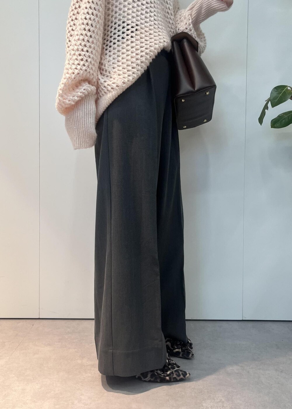 ブラウン系のハンドバッグ、その他のサンダル、ピンク系のニット/セーターを着用したレディースの秋コーディネートの8枚目の写真