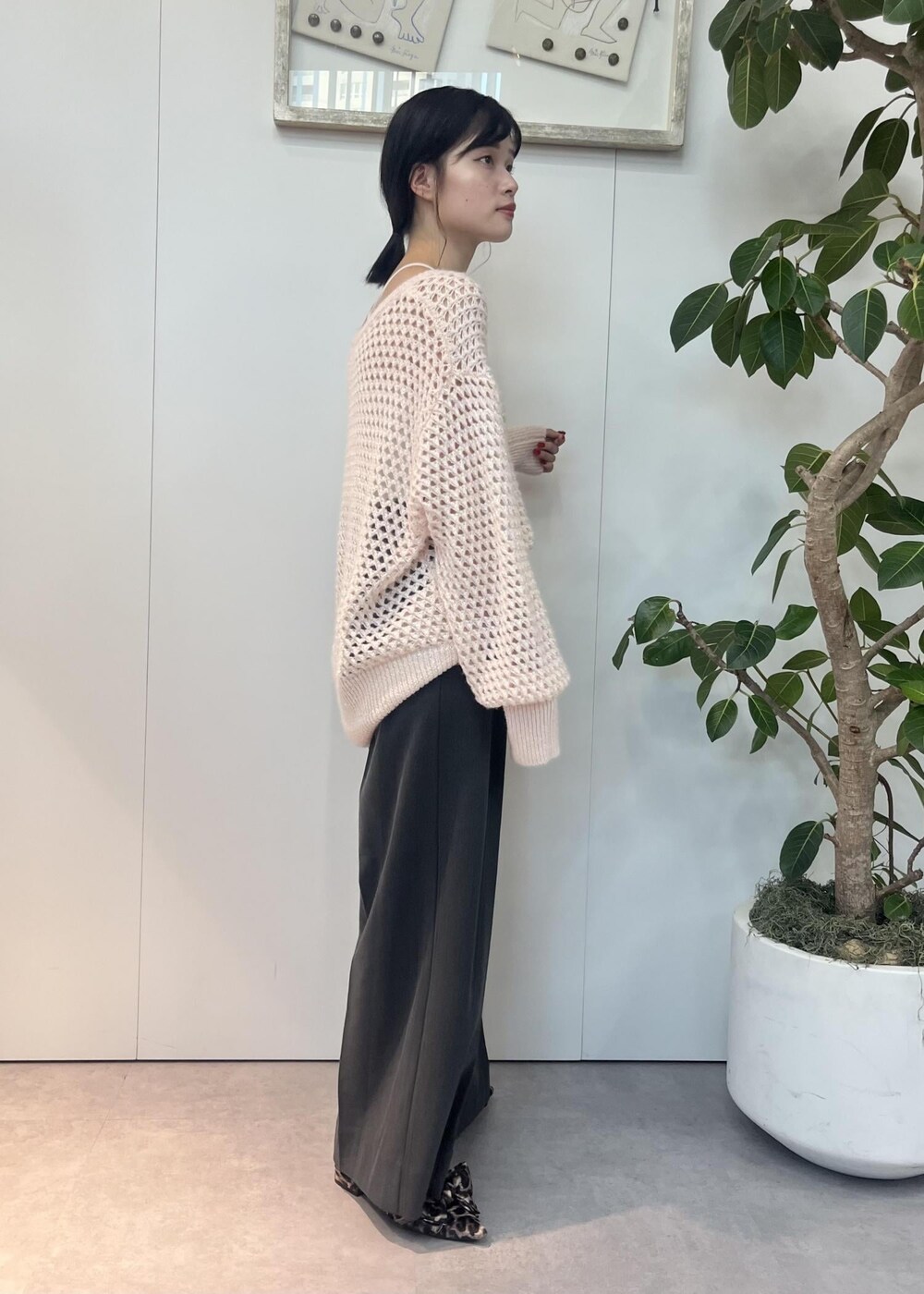 ブラウン系のハンドバッグ、その他のサンダル、ピンク系のニット/セーターを着用したレディースの秋コーディネートの3枚目の写真