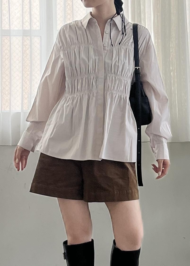 ブラック系のショルダーバッグ、ベージュ系のその他パンツ、ベージュ系のシャツ/ブラウスを着用したレディースの秋コーディネートの5枚目の写真