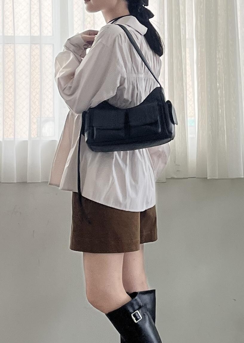 ブラック系のショルダーバッグ、ベージュ系のその他パンツ、ベージュ系のシャツ/ブラウスを着用したレディースの秋コーディネートの6枚目の写真