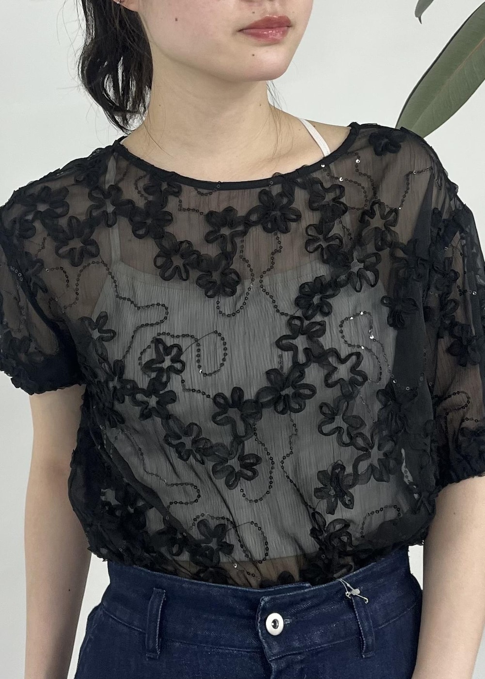 「コード刺繍、シアー、半袖、デニム、ワイドデニム、グリッター、春コーデ、初夏コーデ、夏コーデ、デートコーデ、お出かけコーデ、旅行コーデ、推し活コーデ、女子会コーデ、大人カジュアル」｜「VISの【2WAY】ひねり金具ワンハンドルミニショルダーバッグ（ショルダーバッグ、ブラック系）」を使った、0118momoさん（レディース・164cm）の春コーディネートの5枚目の写真
