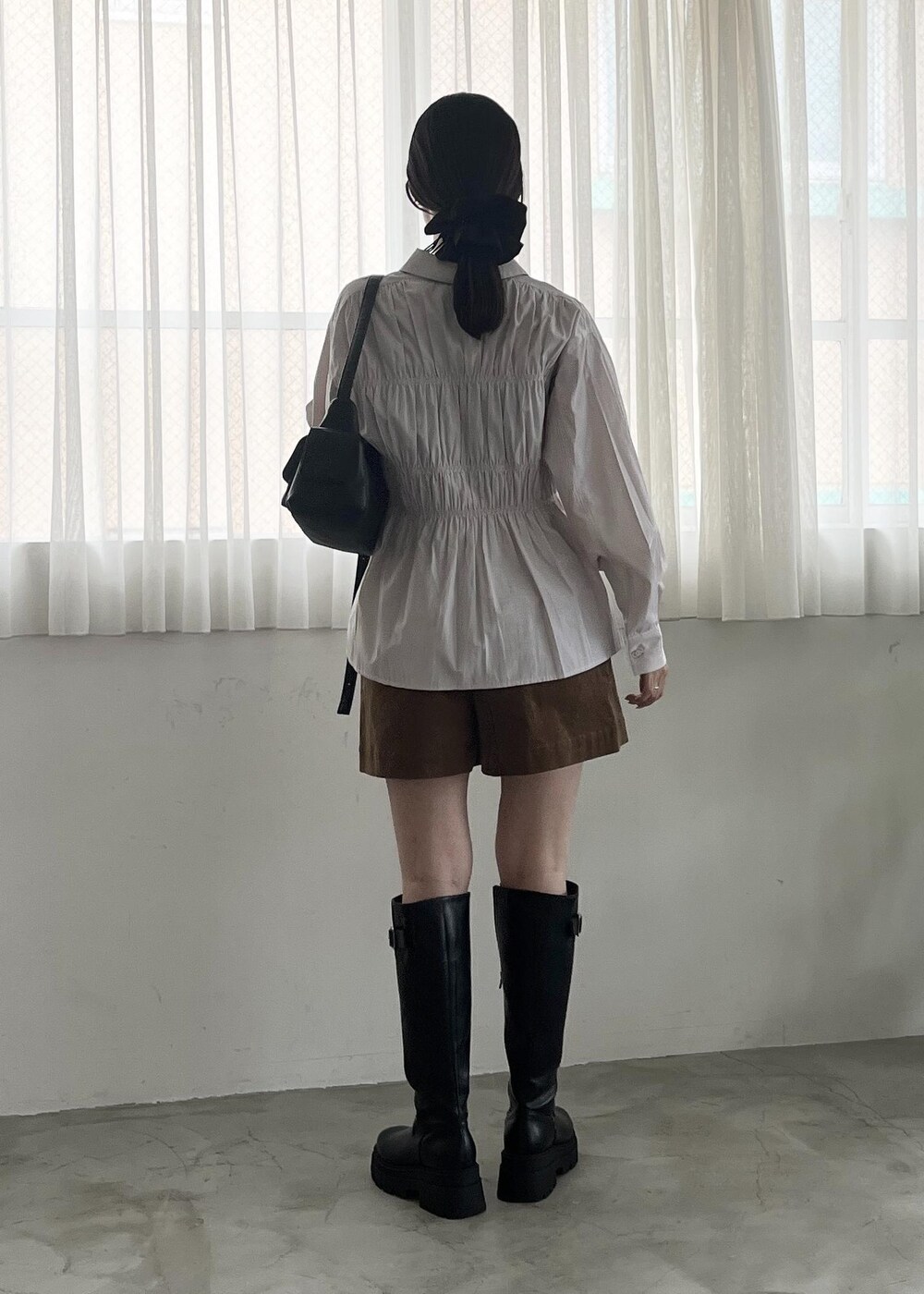 ブラック系のショルダーバッグ、ベージュ系のその他パンツ、ベージュ系のシャツ/ブラウスを着用したレディースの秋コーディネートの4枚目の写真