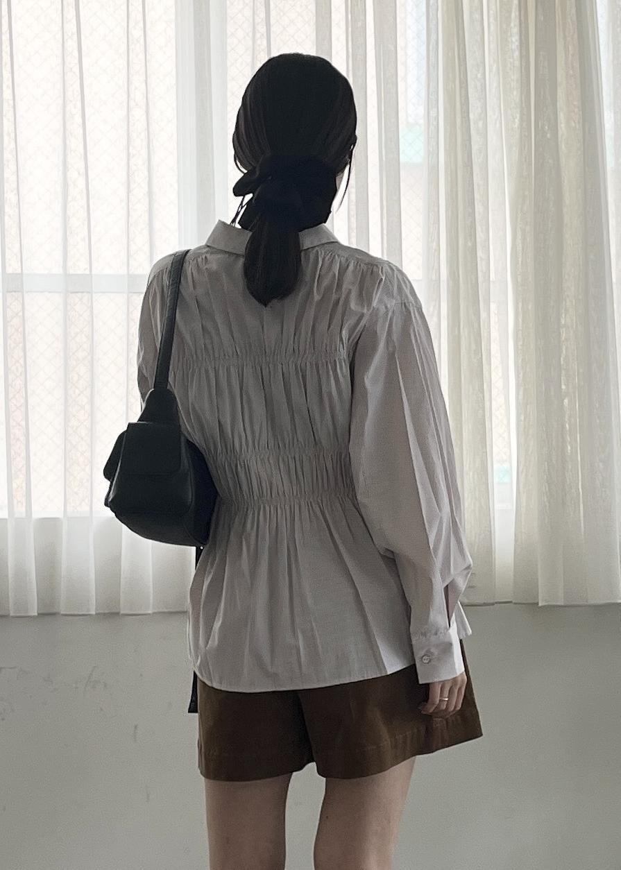 ブラック系のショルダーバッグ、ベージュ系のその他パンツ、ベージュ系のシャツ/ブラウスを着用したレディースの秋コーディネートの8枚目の写真