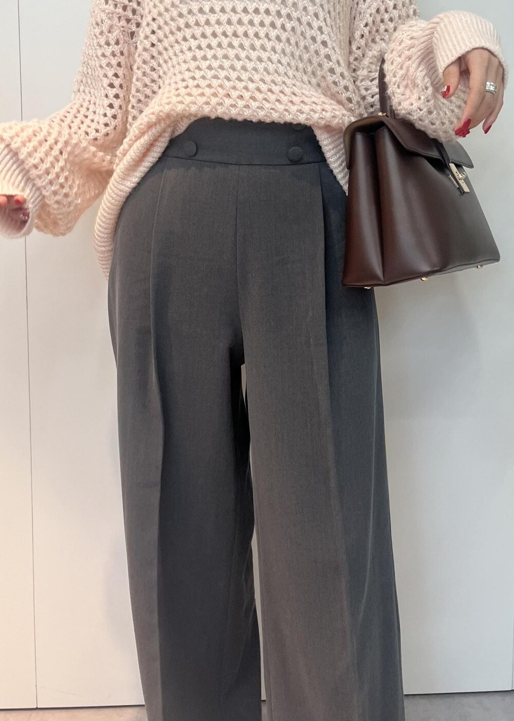 ブラウン系のハンドバッグ、その他のサンダル、ピンク系のニット/セーターを着用したレディースの秋コーディネートの5枚目の写真