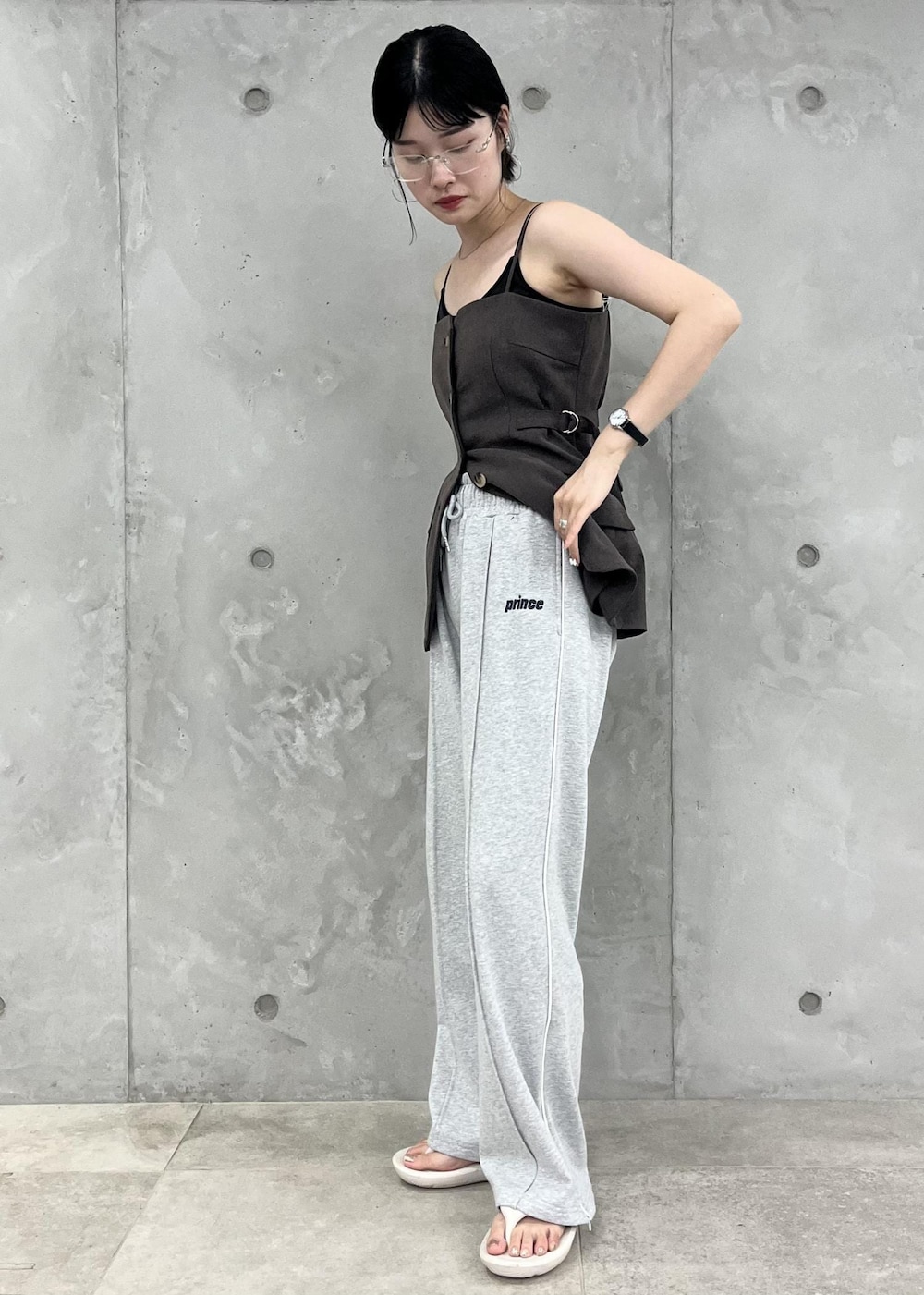 「prince別注、別注、スウェットパンツ、初夏コーデ、夏コーデ、韓国ファッション、スポーツミックス、別注アイテム、VIS、ウェーブ、イエベ秋、混合、高身長、パンツ、BVS74300」｜「PRINCEの【Prince】VIS別注ワイドスウェットパンツ（その他パンツ、グレー系）」を使った、0118momoさん（レディース・164cm）の夏コーディネートの4枚目の写真