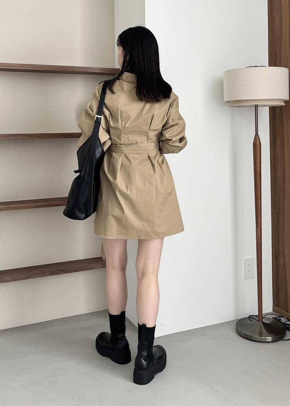 ブラック系のブーツ、ブラック系のショルダーバッグ、ベージュ系のワンピースを着用したレディースの夏コーディネートの4枚目の写真