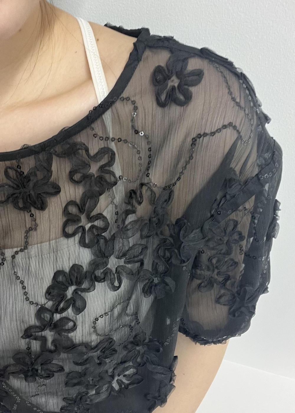 「コード刺繍、シアー、半袖、デニム、ワイドデニム、グリッター、春コーデ、初夏コーデ、夏コーデ、デートコーデ、お出かけコーデ、旅行コーデ、推し活コーデ、女子会コーデ、大人カジュアル」｜「VISの【2WAY】ひねり金具ワンハンドルミニショルダーバッグ（ショルダーバッグ、ブラック系）」を使った、0118momoさん（レディース・164cm）の春コーディネートの6枚目の写真