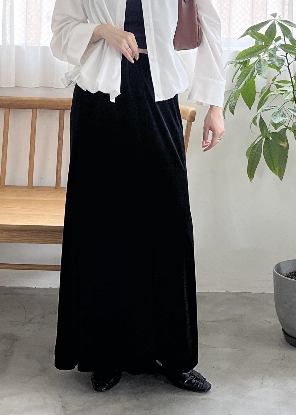 ブラック系のパンプス、ブラウン系のハンドバッグ、ホワイト系のシャツ/ブラウスを着用したレディースの秋コーディネートの8枚目の写真