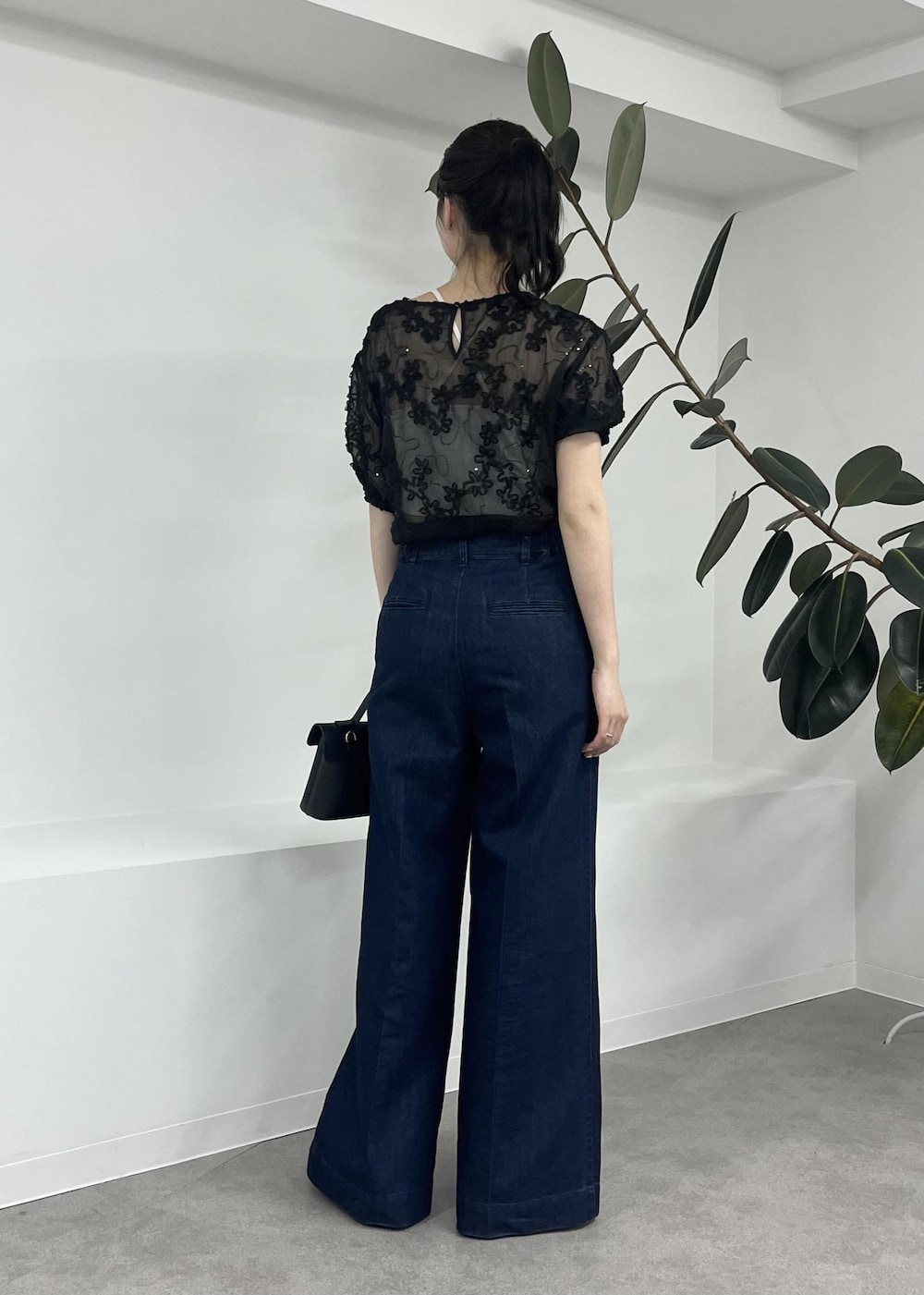 「コード刺繍、シアー、半袖、デニム、ワイドデニム、グリッター、春コーデ、初夏コーデ、夏コーデ、デートコーデ、お出かけコーデ、旅行コーデ、推し活コーデ、女子会コーデ、大人カジュアル」｜「VISの【2WAY】ひねり金具ワンハンドルミニショルダーバッグ（ショルダーバッグ、ブラック系）」を使った、0118momoさん（レディース・164cm）の春コーディネートの4枚目の写真