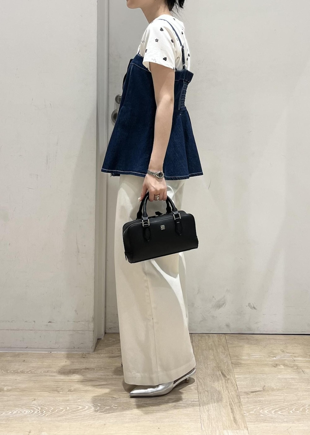 シルバー系のパンプス、ブルー系のキャミソール、ホワイト系のその他パンツを着用したレディースの夏コーディネートの4枚目の写真