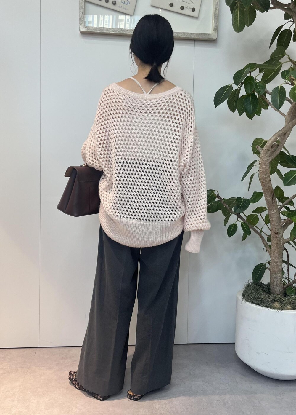 ブラウン系のハンドバッグ、その他のサンダル、ピンク系のニット/セーターを着用したレディースの秋コーディネートの4枚目の写真